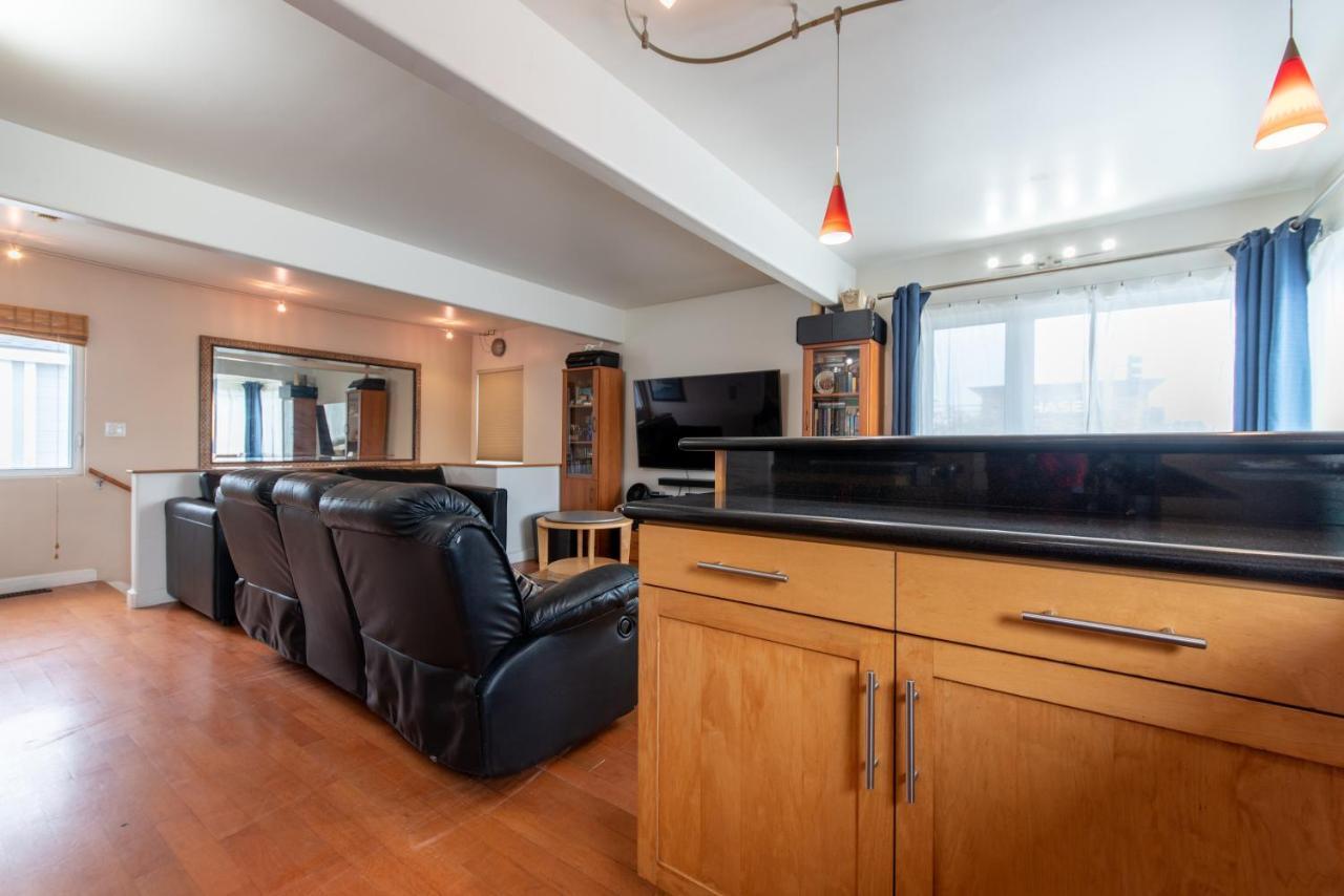 Newport House 1 Block From The Free Pickleball Courts And 5 Cruisers Holiday home