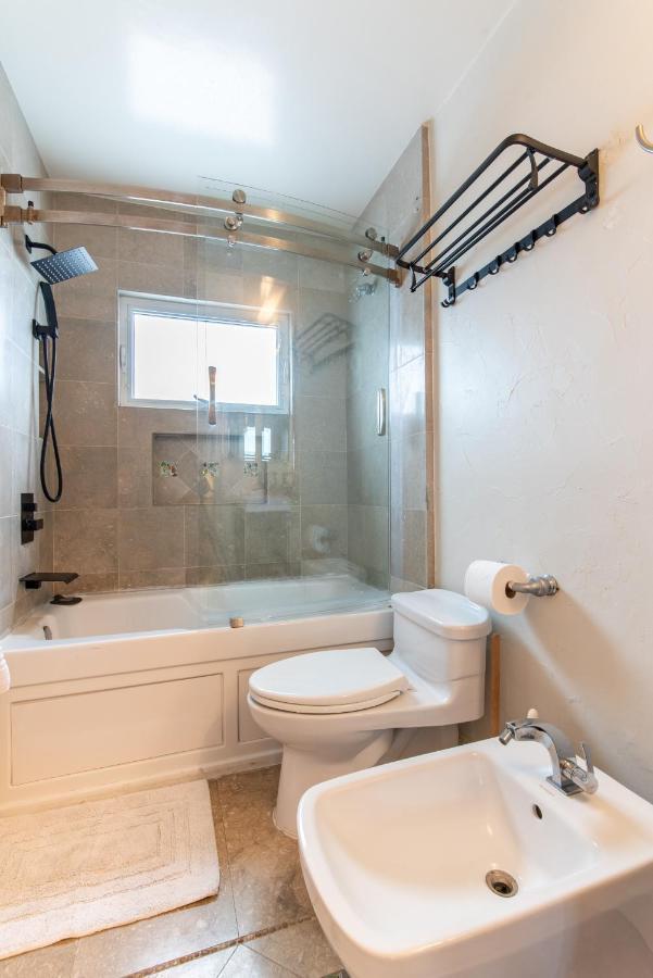 Newport House 1 Block From The Free Pickleball Courts And 5 Cruisers Holiday home